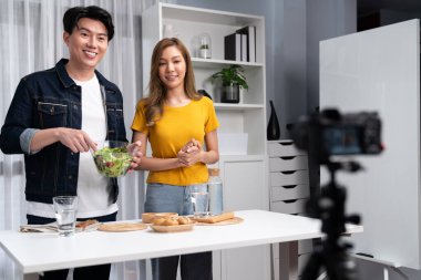 Yemek pişirme programı, karışık salata yapan iki şef etkileyiciyle canlı yayında, tüm malzemeler, kamera tarafından sunulan çörek ekmeğiyle sunulan kolay menü için iyi bir zevke sahip. İnfobahn.