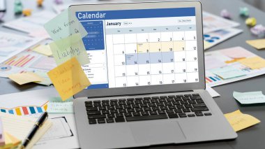 İş fikri için yaratıcı ve analitik beyin fırtınası için yapışkan bir not ve dizüstü bilgisayarında BI veri paneli var. Pazarlama stratejisi için finansal veri görselleştirme teknolojisini analiz et. Dahi.