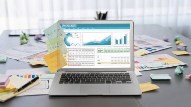 İş fikri için yaratıcı ve analitik beyin fırtınası için yapışkan bir not ve dizüstü bilgisayarında BI veri paneli var. Pazarlama stratejisi için finansal veri görselleştirme teknolojisini analiz et. Dahi.