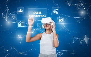 Dinamik bir kadın sanal gerçeklik teknolojisi deneyimi yaşıyor, satış performansını ve dijital pazarlama verilerini yeniliğe odaklanmış büyüleyici bir iş ortamında keşfediyor. XDMCP