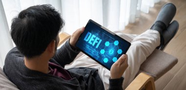 Model bilgisayar ekranında merkezi olmayan finans veya DeFi kavramı. Defi sistemi yeni yatırım ve tasarruf seçenekleri sunuyor .