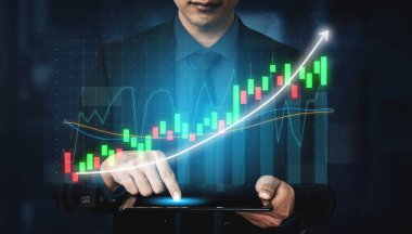 Bir iş adamı kendinden emin bir şekilde tabletteki veri eğilimlerini analiz ediyor. Dijital grafik grafikleri yukarı doğru büyüme gösteriyor, analitiği ve başarıyı vurguluyor. Etki