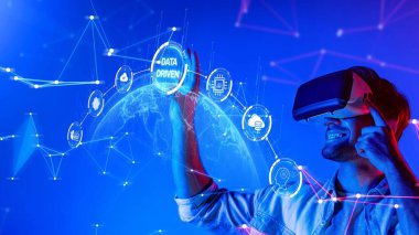 Genç bir adam yüzen veri görselleriyle uğraşırken kendini sanal gerçekliğe daldırıyor. Renkli kurgu yenilik ve teknolojinin geleceğini sembolize ediyor. Raster.