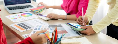 İş veri paneli, pazarlama stratejisi planlaması için iş zekası analizi sunar. Müşteri taleplerini analiz etmek ve iş dünyasının geleceğini önceden görmek için büyük veriler sunulur.