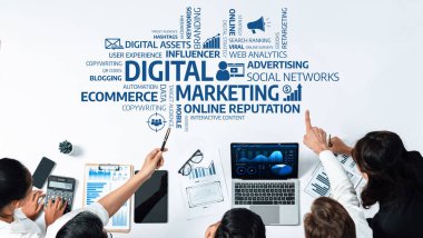 Etkili dijital pazarlama stratejilerinin görsel bir temsilini keşfetmek, analitik gösterim, markalaşma ve optimize iş büyümesi için çevrimiçi itibar yönetimi. Dostluk