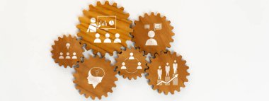 Bu resim, takım çalışmasını ve işbirliğini gösteren yaratıcı vitesleri, bir iş bağlamında liderlik, büyüme ve bilgi paylaşımı simgelerini vurguluyor. Dostluk