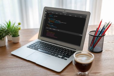 Model uygulama ve program kodlaması için bilgisayar ekranında yazılım geliştirme programlama