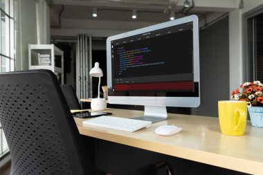 Model uygulama ve program kodlaması için bilgisayar ekranında yazılım geliştirme programlama