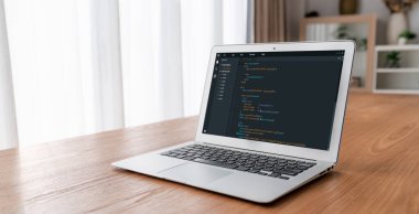 Model uygulama ve program kodlaması için bilgisayar ekranında yazılım geliştirme programlama