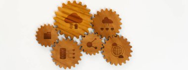 Birbirini bağlayan ahşap dişli panorama afişi, işletme şirketinde fonksiyon üretken sistemi ve etkili ve verimli çalışan sinerji takım çalışmasını sembolize eder. Sinerjik Dostluk