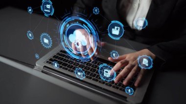 Bulut depolama, dijital dosya yönetimi ve güvenli paylaşım ile çevrimiçi belgeleri yönetme kavramı. Çevrimiçi belgeler iş akışını geliştirir, çevrimiçi belgeler güvenliği artırır. Huni