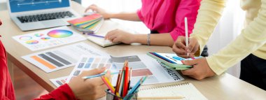 E-ticaret ve canlı çevrimiçi iş için malzeme taşıma ve teslimat izleme sistemi