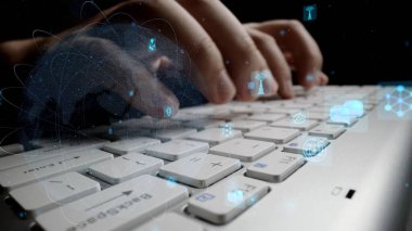 Parlayan dijital simgeler ve teknoloji elementleriyle çevrili, modern iletişim ve bağlantıyı gösteren bir klavyede aktif olarak yazı yazan ellerin yakın görüntüsü. Xenic