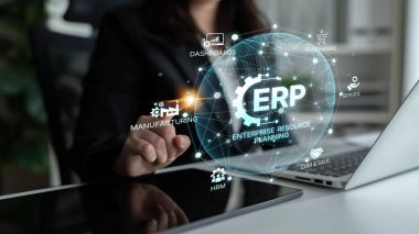 ERP platformu, kurumsal kaynak planlaması, entegrasyon, veri akışı, iş verimliliği, finans, envanter ve insan kaynaklarının iyileştirilmesi için merkezi sistemi göstermektedir. Eğri