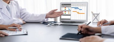 Ekip projesinin zaman çizelgesini gösteren bilgisayar ekranında canlı iş projesi yönetimi için proje planlama yazılımı