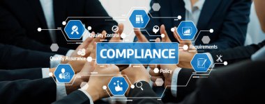 Bu resim, uyum sağlama amaçlı bir iş ortamında işbirlikçi eller yakalar, kalite kontrolü, güvence ve temel gereksinimleri sembolize eden ikonlar içerir. Dostluk