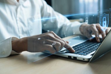 İş adamı siber güvenliğin özünü keşfeder. Siber koruma yöntemlerini, siber tehditleri derinlemesine araştır ve siber güvenlik duruşunu destekle. Siber Güvenlik Çağı FaaS 'ında yol almak için gerekli.