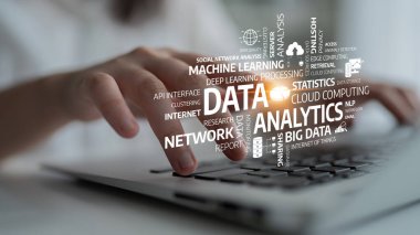 Modern teknolojide verilerin önemini gösteren çeşitli veri analizi terimleriyle dizüstü bilgisayarın klavyesinde yazı yazan ellerin yakın plan görüntüsü. Tessel