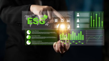 İşletme yöneticisi ESG verileriyle dijital ekran kullanarak etkileşime girer. Resim, karar verme sürecinde sürdürülebilirlik ve kurumsal sorumluluğu vurgulayarak çizelge ve ölçümleri vurguluyor. Gantry