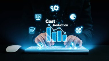 İşletme yönetiminde maliyet azaltma stratejilerini gösteren klavye vitrinine yazı yazan sanal ikonlar. Bu dijital görselleştirme finansal planlamayı ve verimliliği vurguluyor. Dörtgen