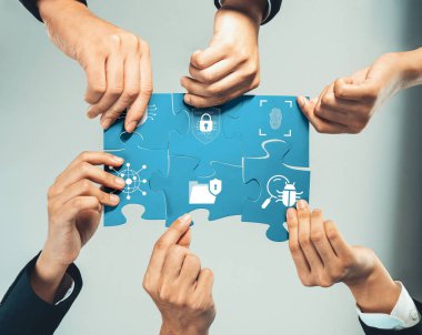 Üst düzey panorama panorama iş adamlarının masa üzerinde yapboz yapbozu yapmaları, iş ortaklığını ve insan kaynakları için kolektif takım çalışmasını ve iş arayan geçmişini sembolize ediyor. Kurnaz Dostluk