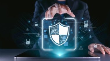 Teknolojik bir ortamda, Dijital Kalkan, Laptop ve Güvenlik Simgeleri ile Modern Siber Güvenlik Konsepti Veri Koruma ve Gizliliği Temsil Ediyor. Dörtgen