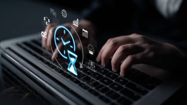 Zaman yönetimi, görevleri organize ederek, performansı izleyerek ve daha iyi odaklanma ve dengeli performans için çalışma programlarını optimize ederek verimliliği ve iş akışı verimliliğini artırır. Ayrıştırma