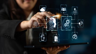 Yapay zeka yönetimi, analizleri, bulut operasyonlarını ve iletişimi otomatikman uyum ve güvenliği sağlamak için birbirine bağlar. Yapay zeka kararları destekler, yapay zeka iş akışını izler ve yapay zeka dijital performansı geliştirir. Korpus