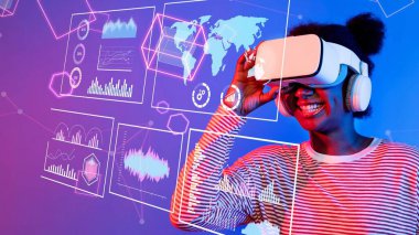 Modern Dijital Çevre Gluonu 'nda Fütürist Grafikler ve Etkileşimli Veri Görselleri ile Sanal Gerçeklik Deneyiminin Tadını Çıkaran Genç Kadın.