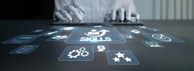 Modern Dijital Çevre Destekleyici Eğitim Teknolojisi ve Profesyonel Eğitim Quark Geliştirme ve Büyümeyi Temsil Eden Yetenek Simgeleriyle Elleri Tabletin Üzerinde.