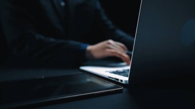 Bilgi güncellemesi ve yazılım güncellemesi, dijital beceri geliştirme, rekabet avantajı, sürekli öğrenme ve son teknoloji ve yazılım eğilimleriyle güncel kalmak. Elide