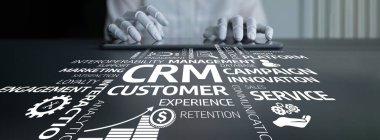 Modern bir çalışma alanında dijital araçlarla ilgilenen bir iş adamı, müşteri ilişkileri yönetimi ve hizmet stratejileriyle ilgili yenilikçi kavramları keşfeder. Tessel