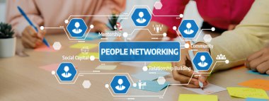 Bu resim, topluluk oluşturma ve akıl hocalığı üzerine odaklanmış canlı bir ağ kurma oturumunu betimliyor. Katılımcılar tartışmalara katılıyor, bağlantıları teşvik ediyor ve fikirleri paylaşıyorlar. Dostluk