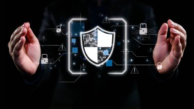 Bu resim, kilit sembolleri arasında dijital bir kalkan simgesini koruyan ve veri güvenliğini vurgulayan siber güvenliğin modern bir temsilini tasvir ediyor. Dörtgen