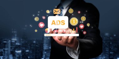 Profesyonel bir adam dinamik dijital reklam unsurları ve pazarlama simgeleriyle etkileşime geçerek çevrimiçi reklamcılık ve seyirci katılımının gücünü sergiliyor. XDMCP