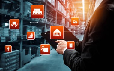 Paket toplama ve teslimatı tanımlamak için teknolojinin yenilikçi interneti olan akıllı depo yönetim sistemi. Gelecekteki tedarik zinciri ve lojistik ağ işi kavramı .