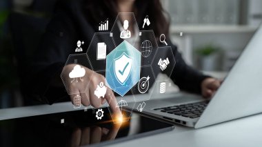 Modern Ofis Ortamı Quark 'ta Siber Güvenlik Simgeleri ve Veri Koruma Konseptlerini Gösteren Dijital Arayüzle Etkileşim.