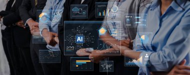 Odaklanmış bir iş ekibi yapay zeka teknolojisi ve analitik görüntüler ile etkileşime girer, modern ofis ortamında işbirliği ve yeniliğin altını çizer. Çapraz