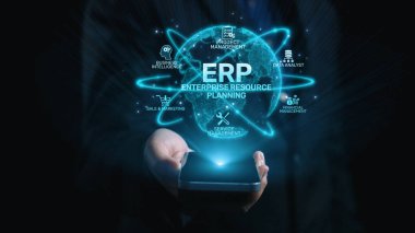 ERP platformu, kurumsal kaynak planlaması, entegrasyon, veri akışı, iş verimliliği, finans, envanter ve insan kaynaklarının iyileştirilmesi için merkezi sistemi göstermektedir. Elide