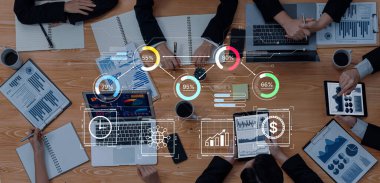 Dairesel ilerleme çizelgeleri ve analizleriyle KPI performans paneli. KPI izleme, raporlama, KPI hedefleri, KPI iş yönetimi ve optimizasyon için görselleştirme. Korpus