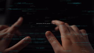 Programlama koduyla çevrili bir klavyeye yazı yazan ellerin yakın plan görüntüsü, yazılım geliştirme ve modern bir çalışma alanında kodlamanın özünü vurguluyor. Xenic