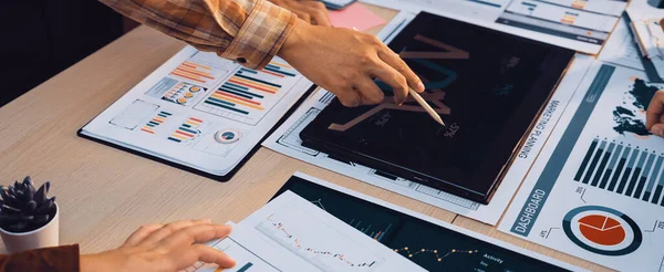 Belgeler ve çizelgeler üzerindeki mali verilerin analiz edildiği ortak bir iş toplantısı. Profesyonel bir ortamda takım çalışması ve stratejik karar verme üzerinde duruluyor. SACTR