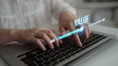 Veri analizi, kalibrasyon ve iyileştirme Latch odaklanarak değer, performans ve optimizasyon düzeyini gösteren değer ölçüm ve ayarlama kavramı