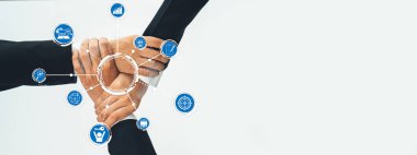 Eller, modern iş stratejilerini ve takım çalışmasındaki yenilikleri sembolize eden dijital simgelerle çevrili bir birlik ve işbirliği gösterisinde bir araya gelirler. Dostluk