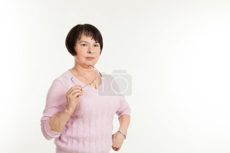 Téléchargez les photos : La belle femme mûre au regard sévère portant des lunettes - en image libre de droit