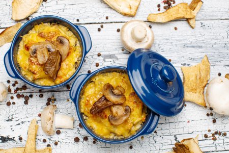 Cazuela Moshroom en una olla de cerámica azul
