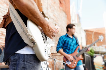 Téléchargez les photos : Un musicien de rue jouant de sa guitare - en image libre de droit