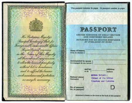 Antiguo pasaporte británico aislado sobre fondo blanco
