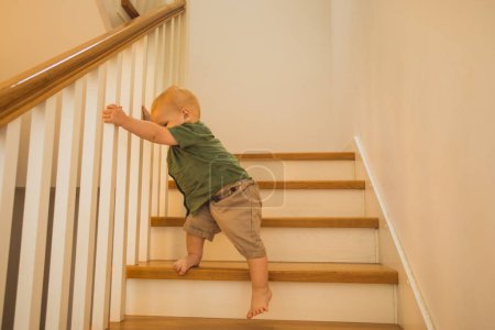 Niño pequeño está entrenando nuevas habilidades en las escaleras