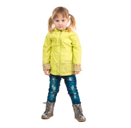 niña seria con abrigo amarillo
